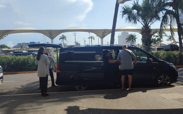 PVR VIP Round trip transfers Airport - Old part of Town - Airport