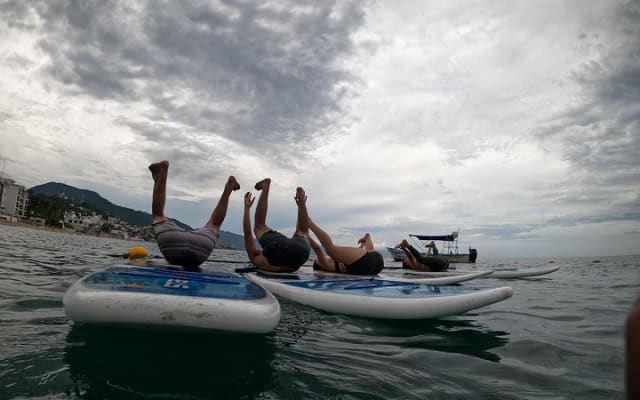 Clase de yoga SUP los jueves por la mañana en el mar en Puerto Vallarta photo 7