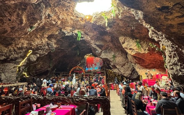 Teotihuacan tour with breakfast in a cave, transportation, and guide