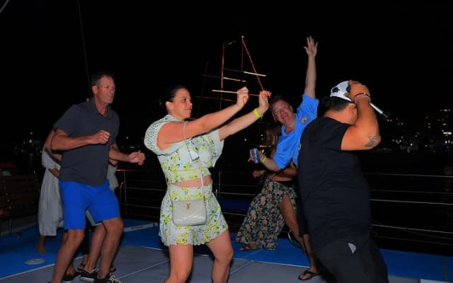Croisière en catamaran à Los Cabos avec open bar et collation légère photo 6
