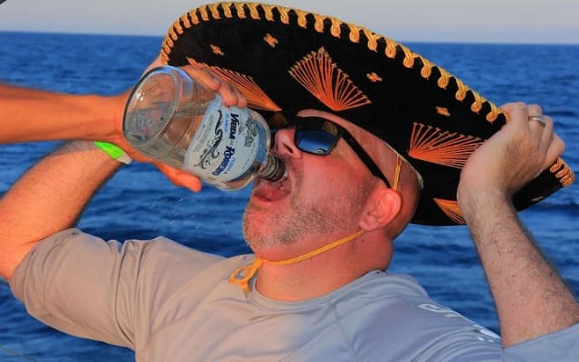 Croisière en catamaran à Los Cabos avec open bar et collation légère photo 7
