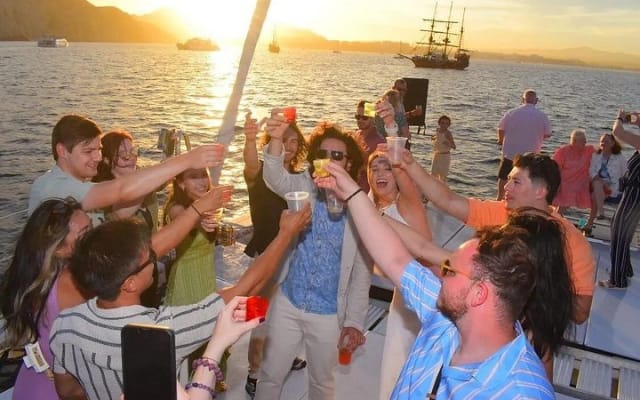 Croisière en catamaran à Los Cabos avec open bar et collation légère photo 8