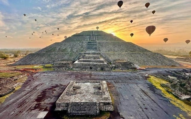 Balloon flight Teotihuacan, Breakfast in a cave Pick up in CDMX