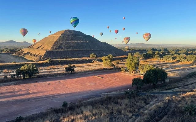 Sunrise Balloon Flight over Teotihuacan and Breakfast in Cueva
