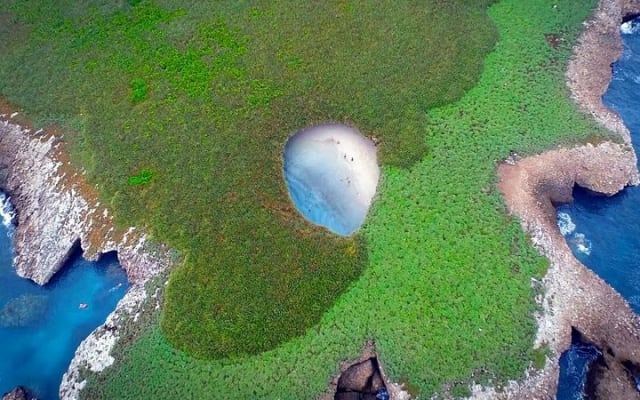 Conoce la famosa Playa Escondida en lancha rápida con snorkel photo 5