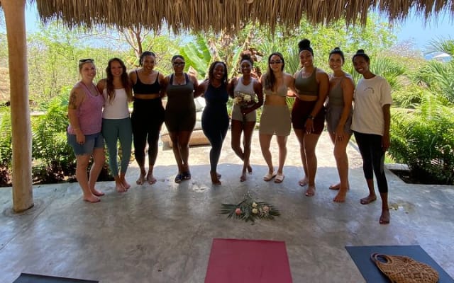 Clase grupal de yoga con Wanderlust Sayulita photo 3