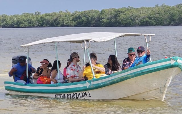 Paseo en lancha por los manglares de Celestún y playa desde Mérida photo 12