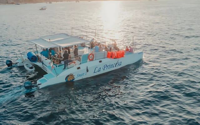 Croisière en catamaran à Los Cabos avec open bar et collation légère photo 4