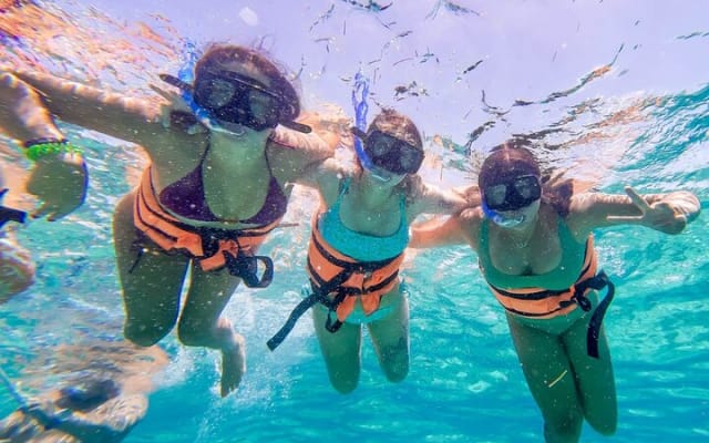 Isla Mujeres Catamaran, Open Bar and Beach Club Tour photo 4