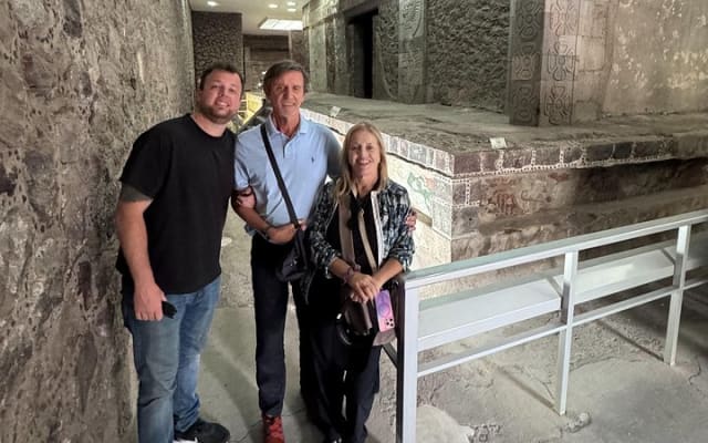 Eat in a local house & access to restricted areas in Teotihuacan