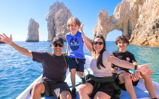 Paseo en bote con fondo de cristal por Cabo San Lucas hasta el famoso Arco photo 2