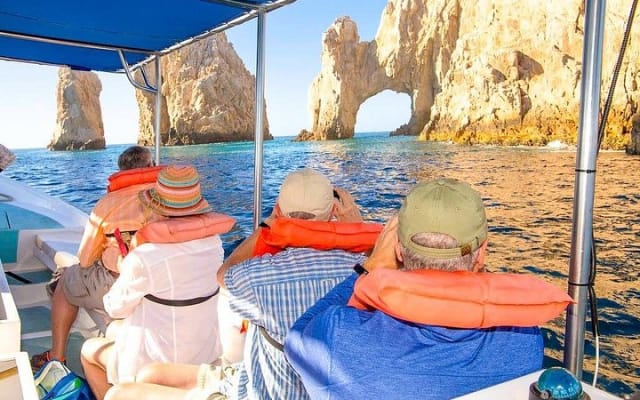 Paseo en bote con fondo de cristal por Cabo San Lucas hasta el famoso Arco photo 12