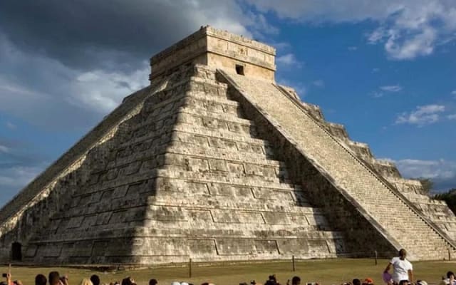 Private Tour to Chichen Itza and Cenote Tsukan with Meal Included