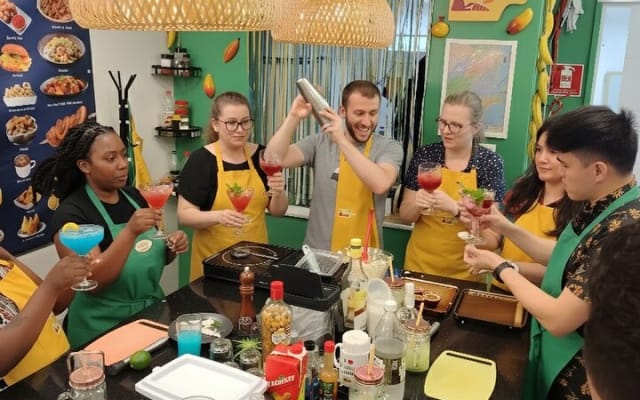 2-hours Drinks and Appetizers Class in Playa del Carmen