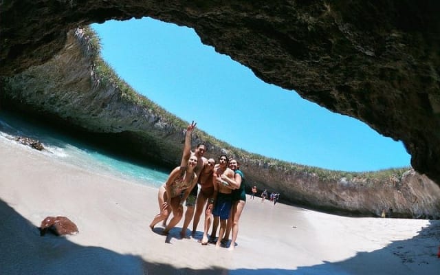 Tour a las Islas Marietas y Playa Escondida photo 2