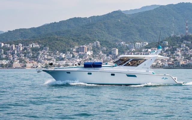 4 Hours Private Yacht in Puerto Vallarta with Snorkeling and Beach