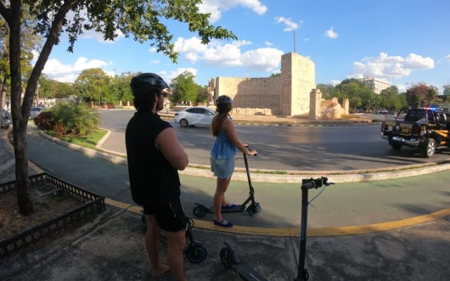 Mérida en trottinette électrique : Paseo de Montejo et parc La Plancha photo 2