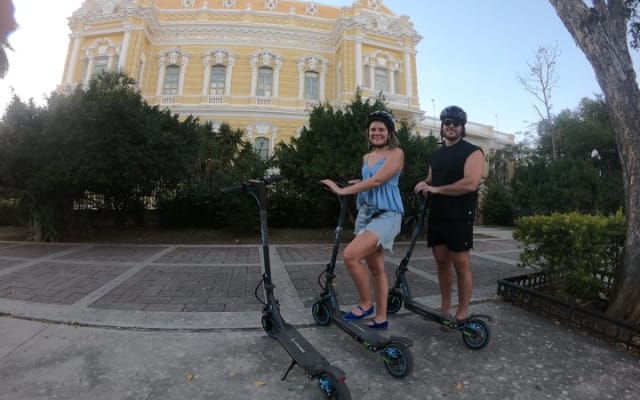 Mérida en trottinette électrique : Paseo de Montejo et parc La Plancha photo 3