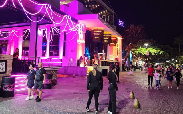 Balade nocturne dans le centre-ville : spray de tequila, cuisine et remises de groupe photo 6
