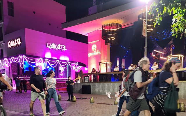 Balade nocturne dans le centre-ville : spray de tequila, cuisine et remises de groupe photo 7