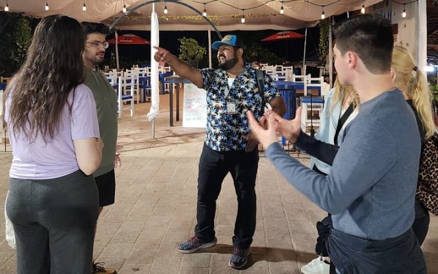 Balade nocturne dans le centre-ville : spray de tequila, cuisine et remises de groupe photo 2