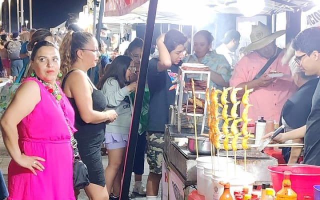 Balade nocturne dans le centre-ville : spray de tequila, cuisine et remises de groupe photo 14