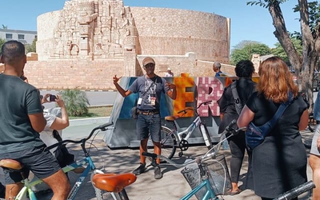 Electric Bike City Tour Discover Landmarks and Culture photo 4