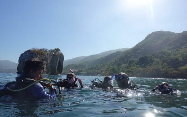 Buceo en grupo pequeño en Los Arcos desde Sayulita photo 13