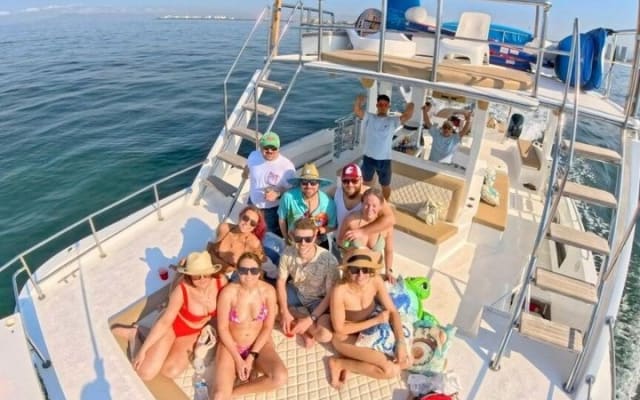 Croisière festive privée en catamaran à Puerto Vallarta photo 3