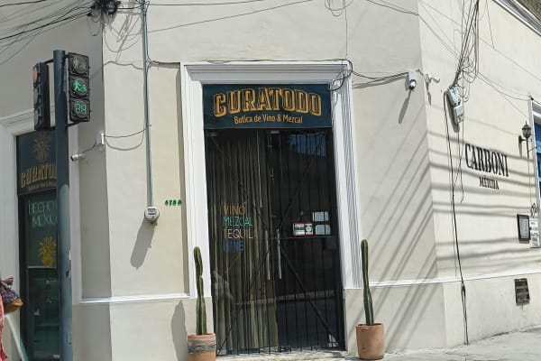 Curatodo Botica de Vino & Mezcal