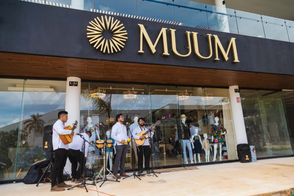 MUUM GUAYABERAS.