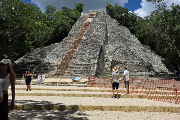 Juego de Pelota y Primera estela