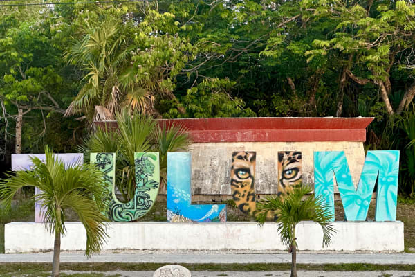 Letrero Tulum y entrada oficial