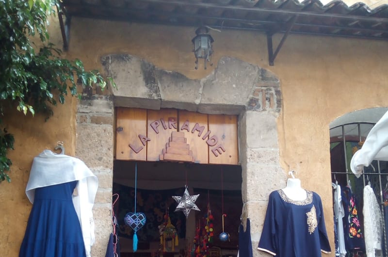La Piramide Artesanías Y Ropa — photo 1