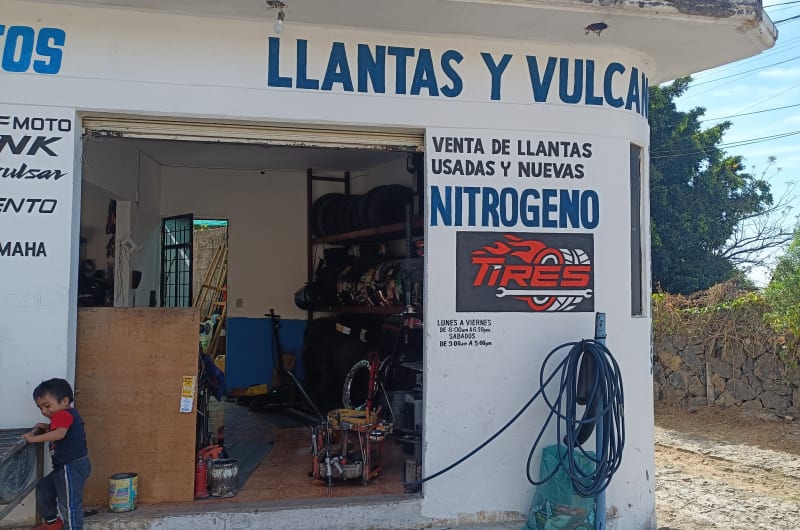 Llantera, vulcanizadora, Refaccionaria y taller de motos el Crucero. — photo 3