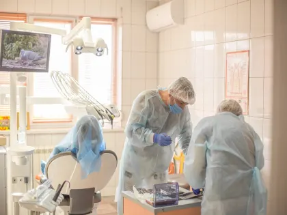 Операція з заміни зубів у Львові