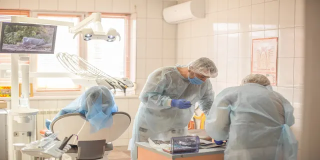 Протезування зубів - коронки, мості у стоматолога