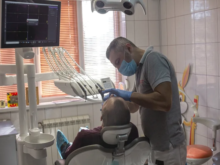 Професійне видалення зубного каменю у клініці Авіценна Львів