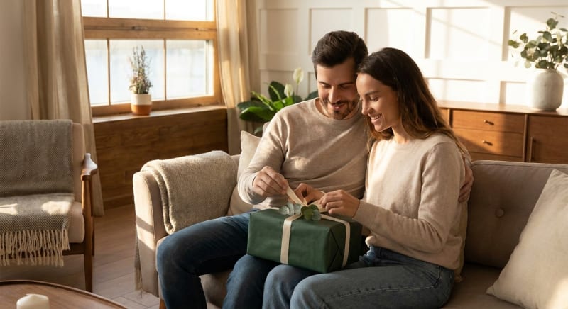 Sélection d'idées de cadeaux pour un couple : expérience partagée, objet personnalisé et présent utile adaptés à différents budgets.