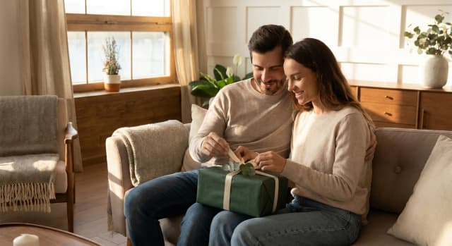 Sélection d'idées de cadeaux pour un couple : expérience partagée, objet personnalisé et présent utile adaptés à différents budgets.