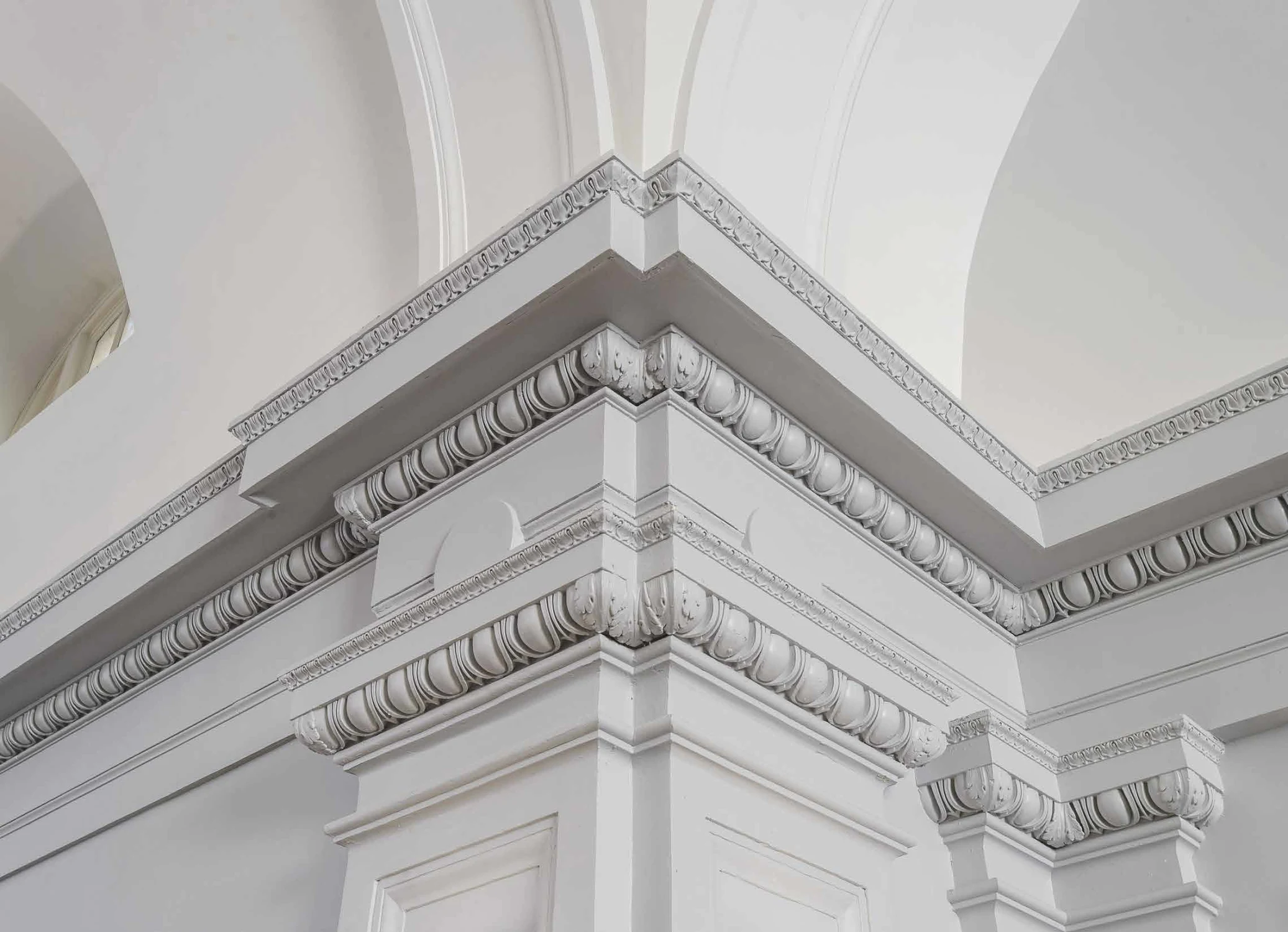 wall molding, arched ceiling, detail
