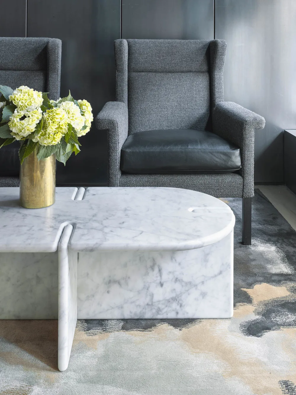 GUESTROOM, MARBLE, LEATHER, rug, vase, flowers, chairs