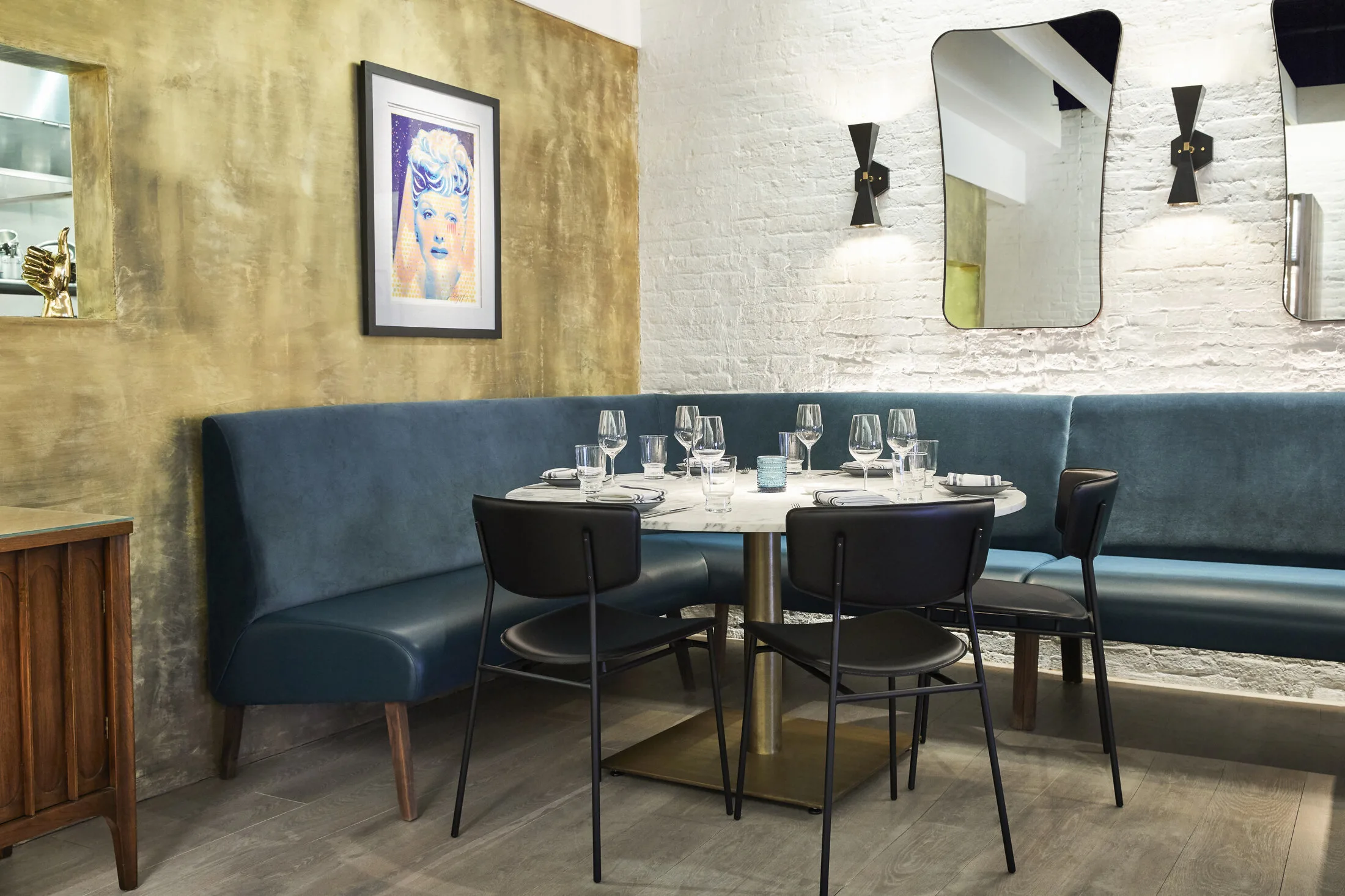 BANQUETTE, tables, gold, brick