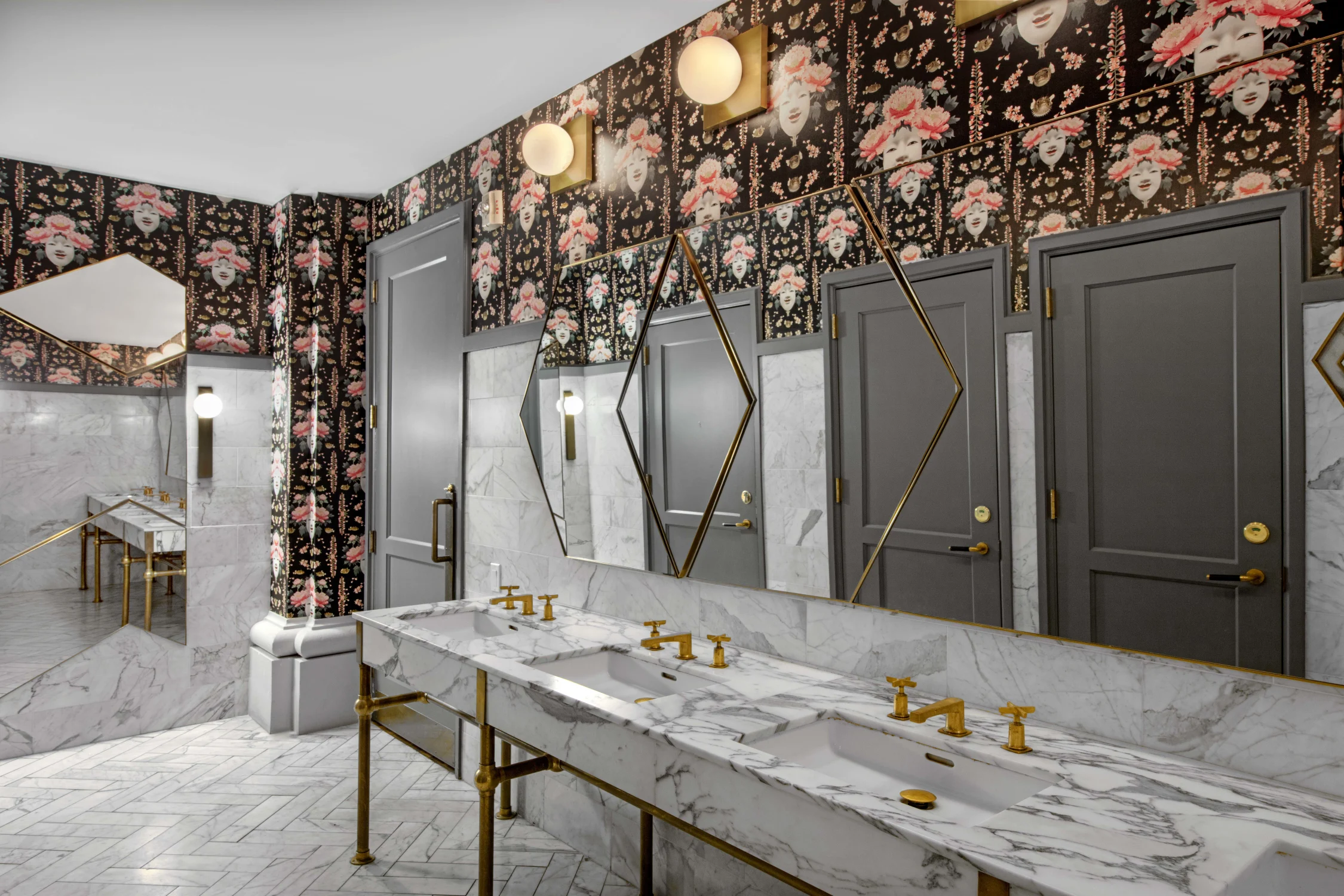 bathroom, marble, mirrors, gold