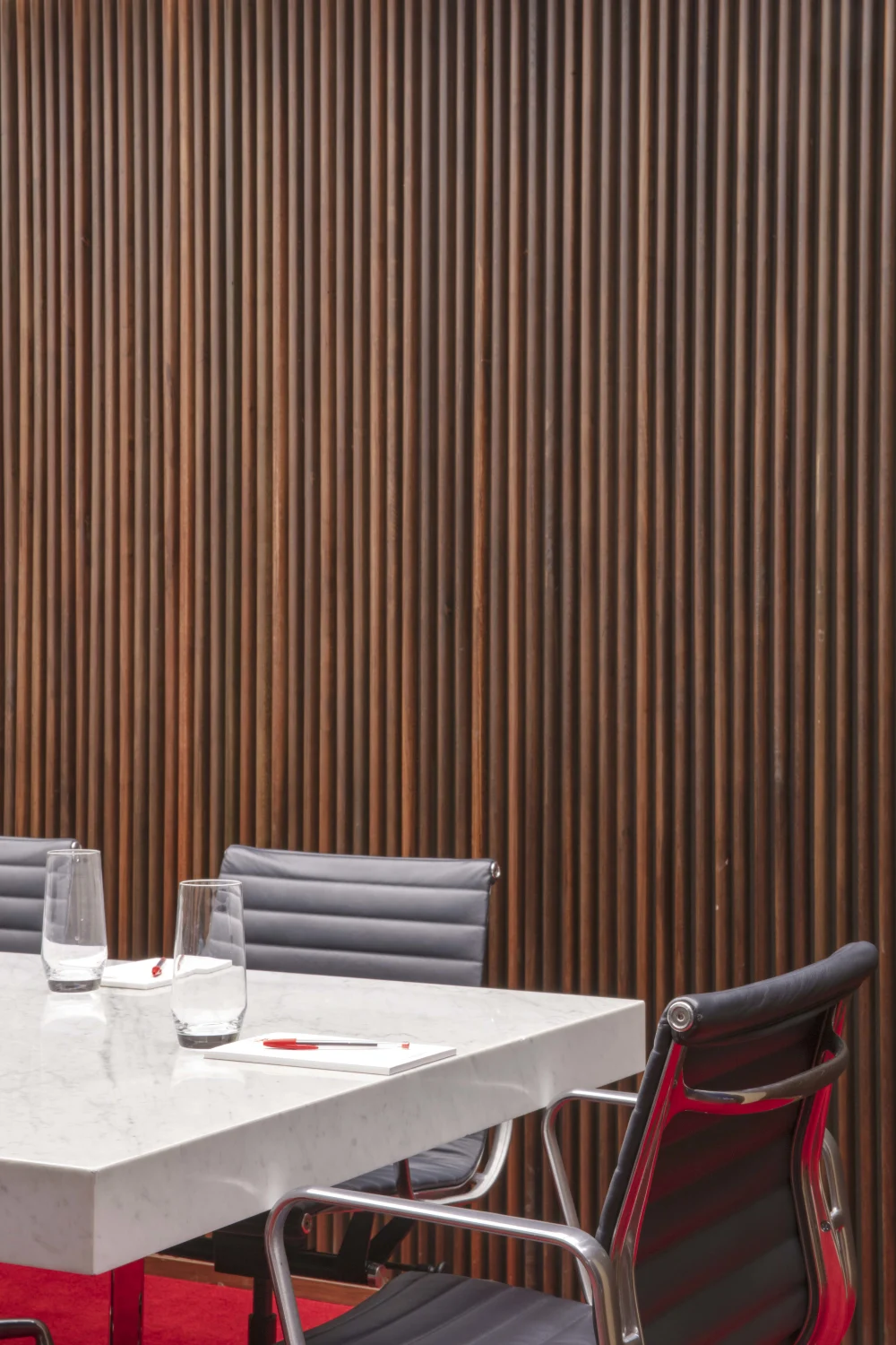 TABLE, conference room, chairs, wood panelling