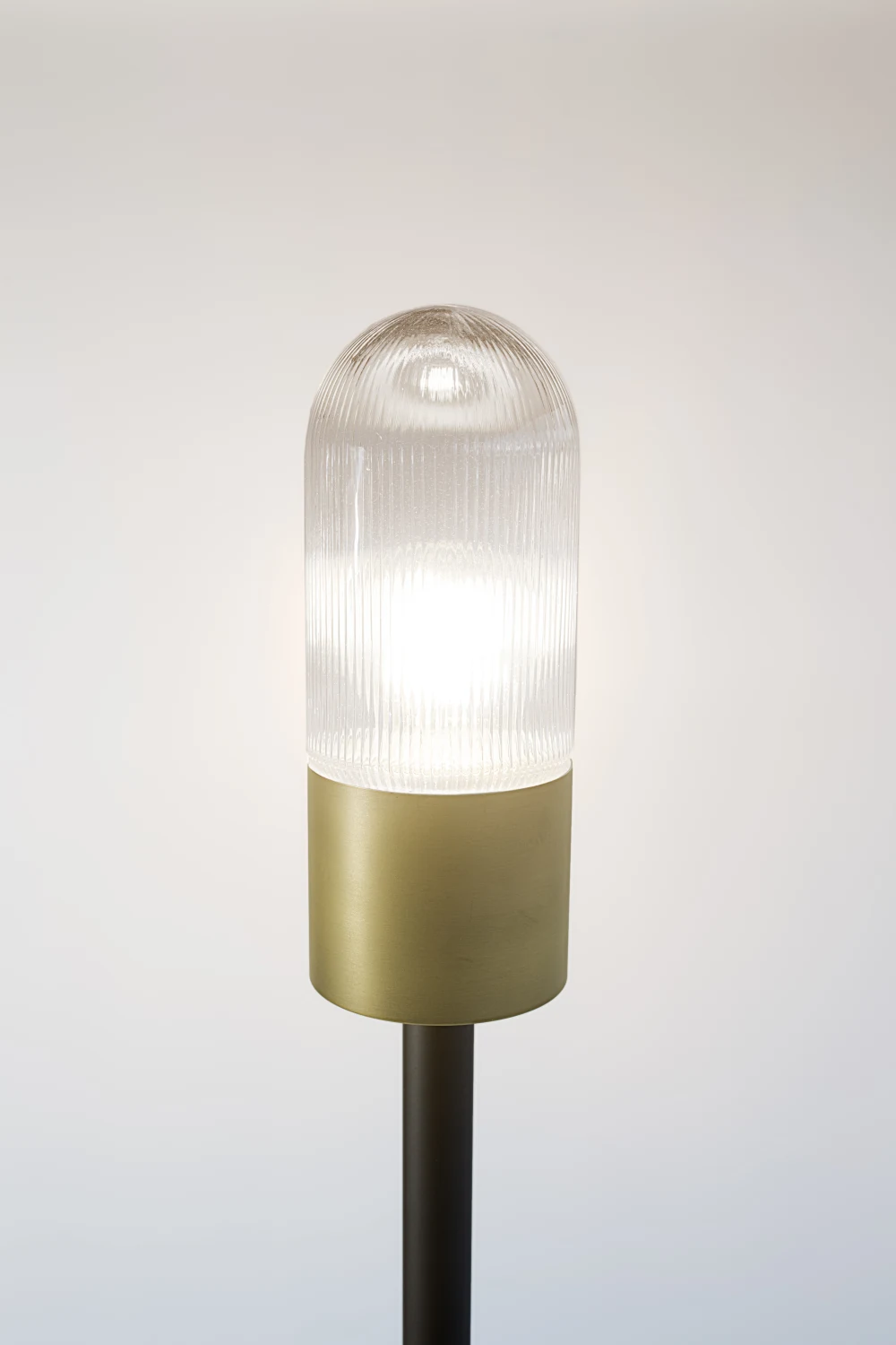FLOOR LAMP, DETAIL, RIBBED, BRASS, GLOW