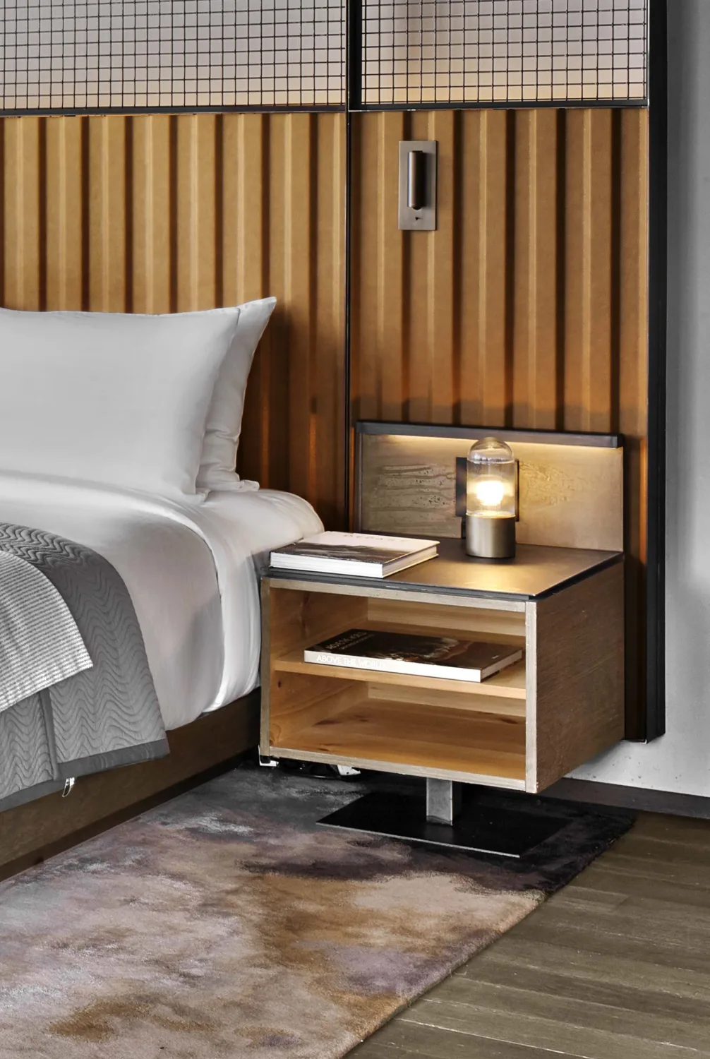 LAMP, GUESTROOM, RIBBED, BRASS, GLOW