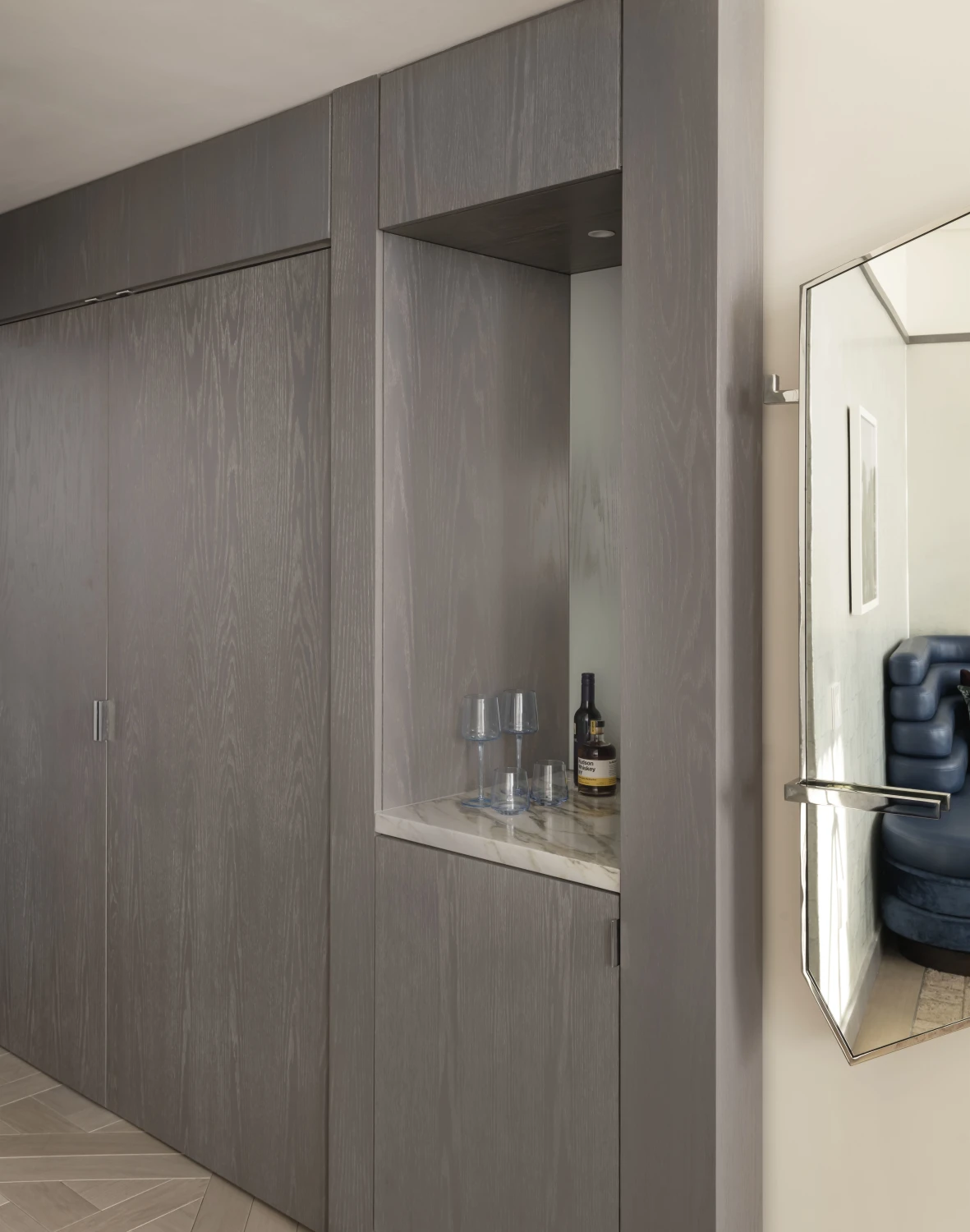 wetbar, silver wood, white marble, parquet floor