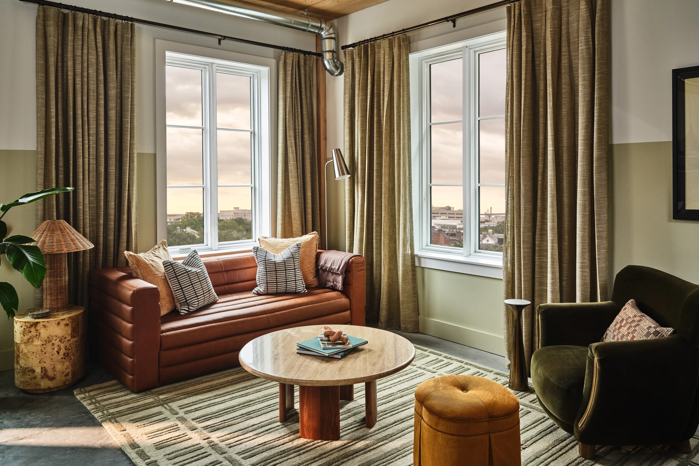 ba savdr accommodations suite livingroom 02 (the ingalls)