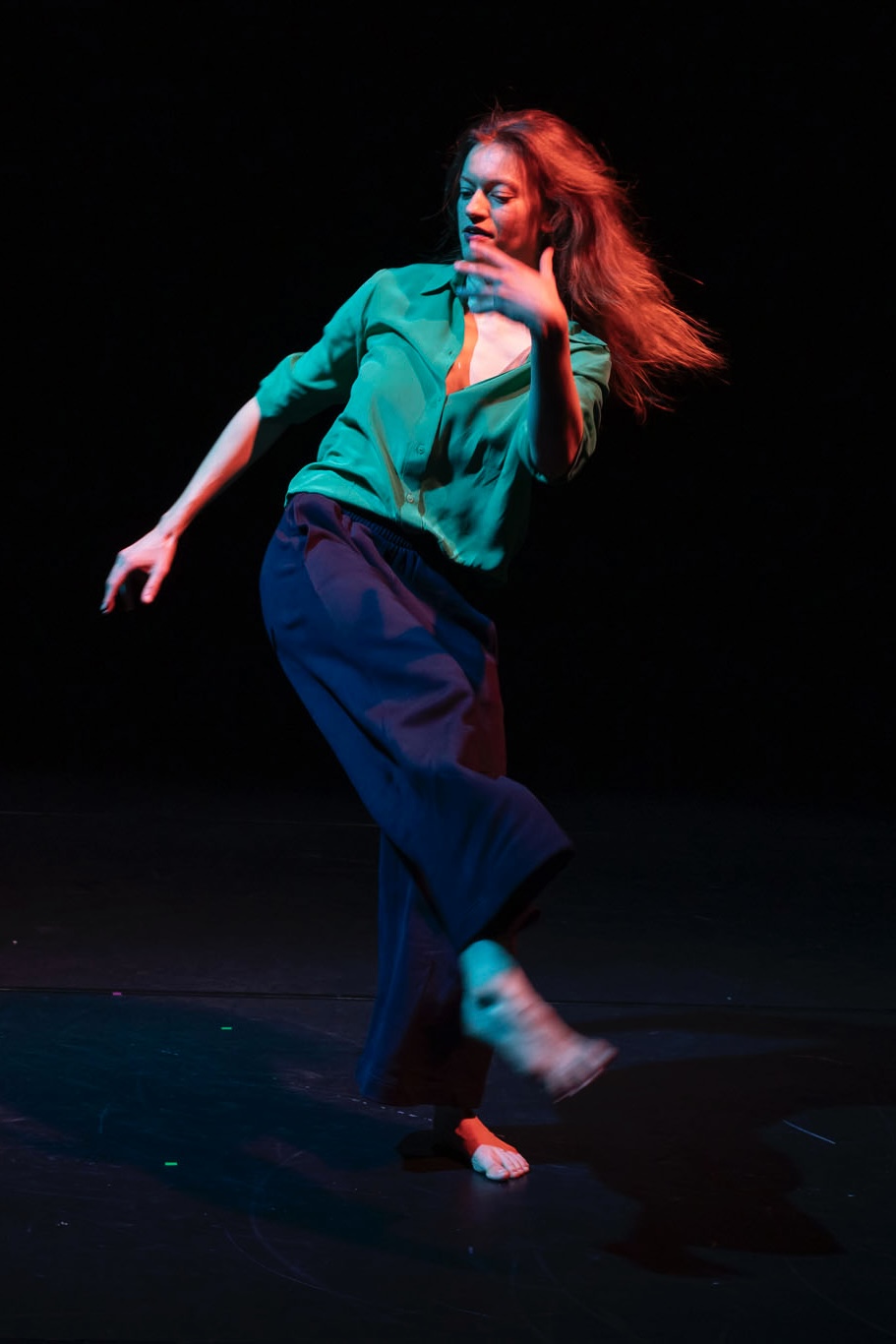 NUMBER 52 — performance photo by Nik Spoerri (portrait)